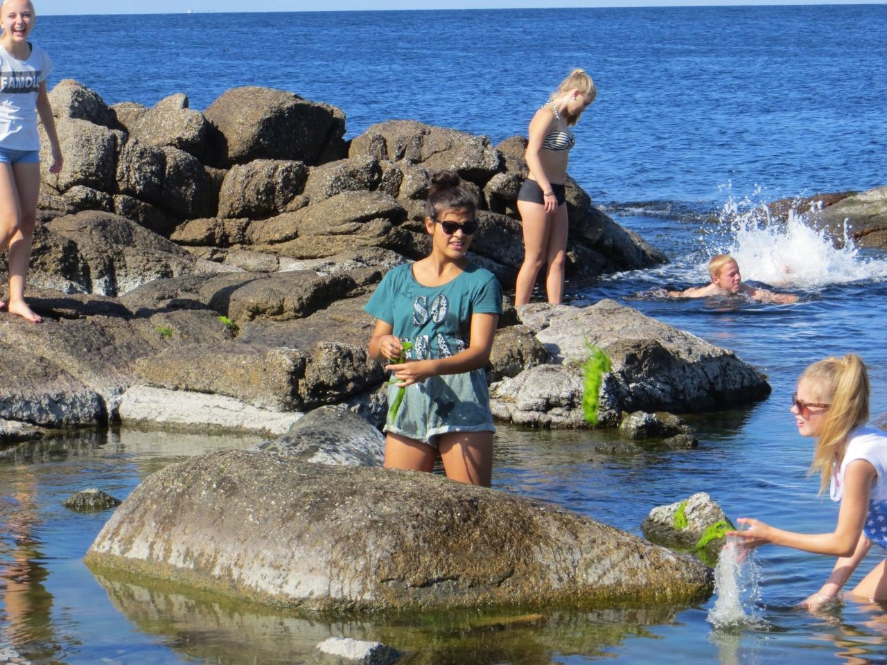 Lære og børn bader i havet