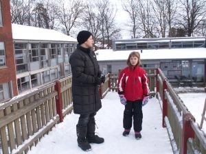 Amanda og Kirsten måler vejret