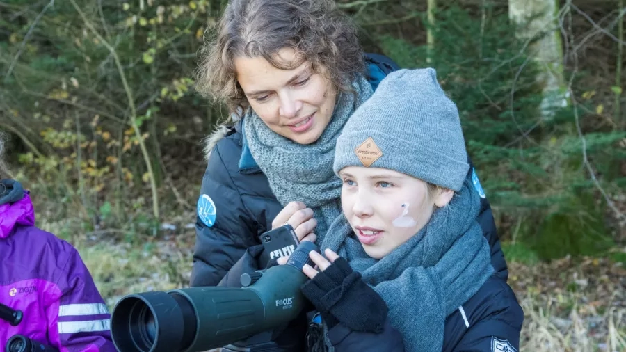 Skoleelev fotograferer skovens fugle