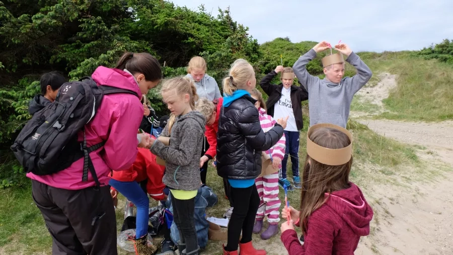 Udeskolebørn leger naturligt stjerneløb i dejlige omgivelser. 