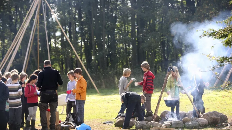 Udeskolebørn fra Bjedstrup skole laver bålmad. Foto: Henrik Bjerg.