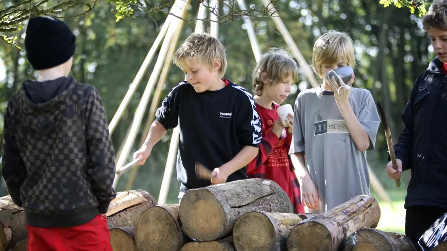 Dreng fra Bjedstrup skole spiller musik på træstykker. Foto: Henrik Bjerg.