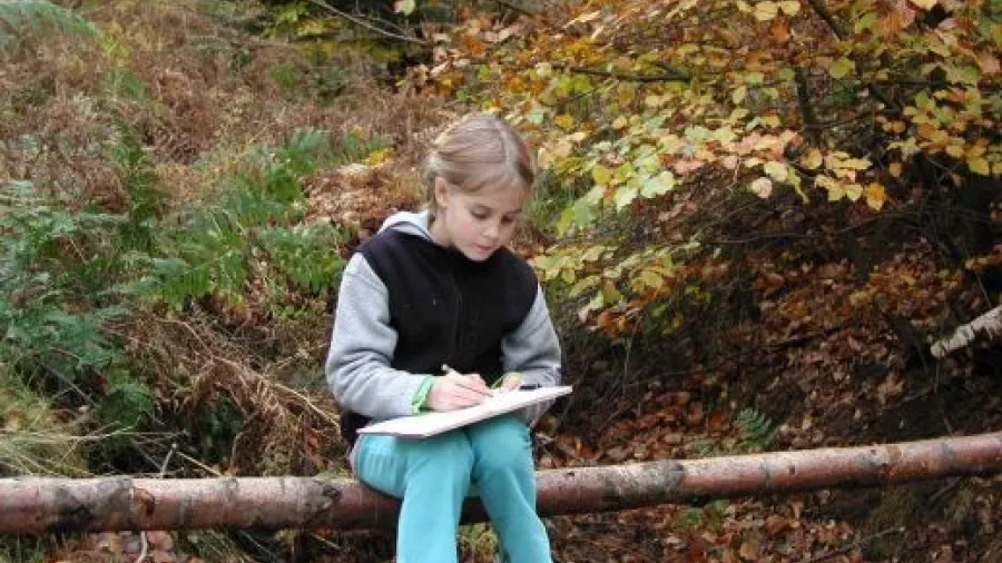 Udeskolepige fra Naturklassen på Rødkilde skole. Foto: Lasse Bak Sørensen.