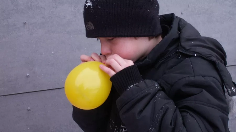 Red et æg. Måske med en ballon. Udeskoledreng fra Rynkevangskolen. Foto: Malene Bendix.