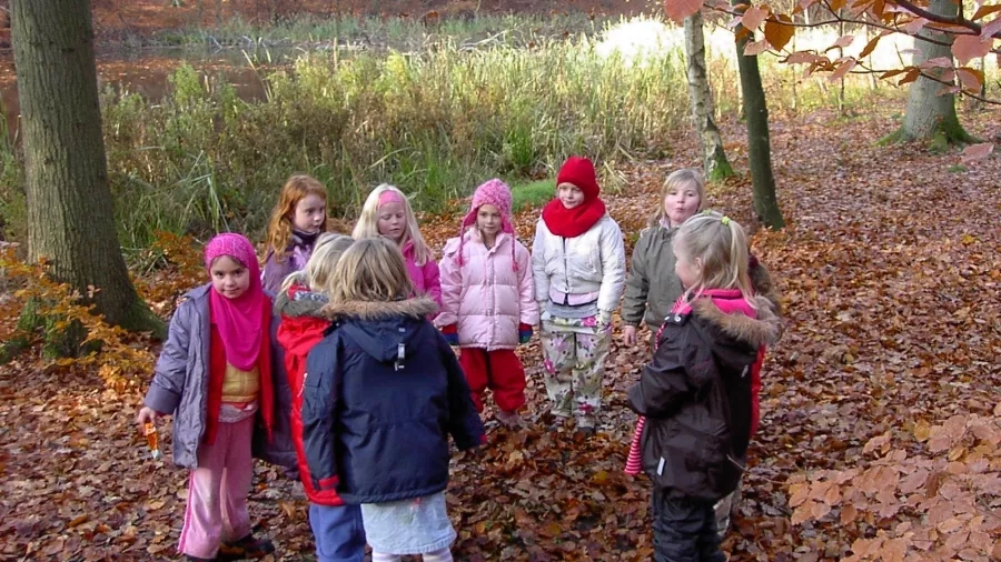 Udeskolepiger fra Bybækskolen i skoven. Foto: Stinne Krarup.