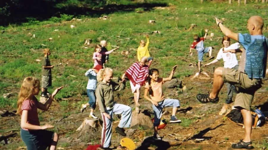 Udeskolebørn fra Gl. Rye skole dyrker yoga i naturen. Foto: Martin Einfeldt.