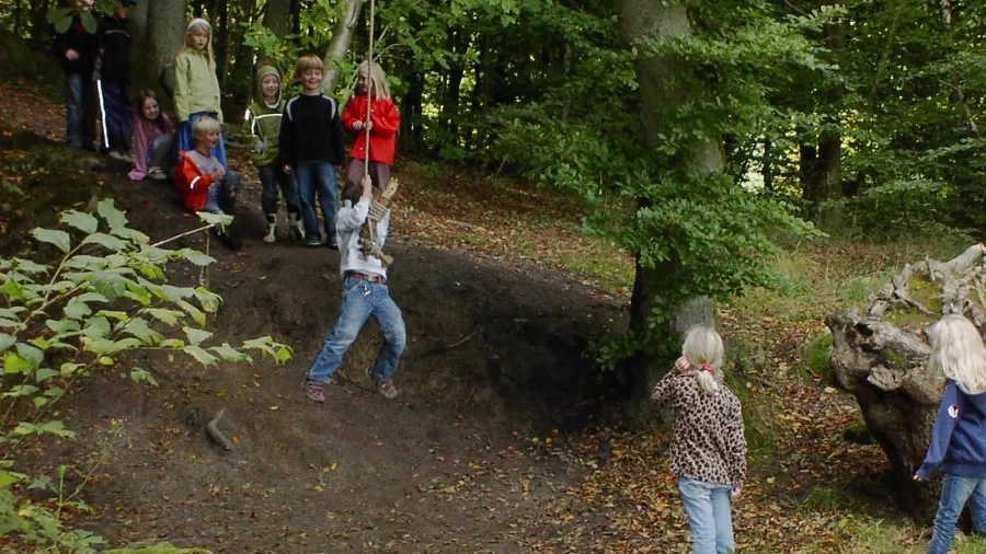 Udeskolebørn fra Bybækskolen i Tarzangynge. Foto: Stinne Krarup Nielsen.